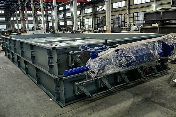 一批擋板門設(shè)備完工發(fā)貨了